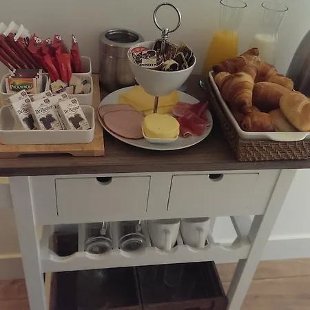 Alojamento de Acomodação e Pequeno-almoço Madeleine *